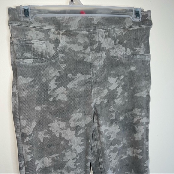 SPANX Women’s Jeanish Camo Leggings Size Small (2-4) Stone Wash Camo - Picture 9 of 11
